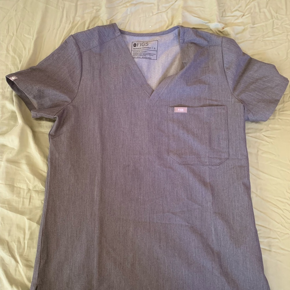 Figs Women's Short Sleeve V-Neck Tee in Gray